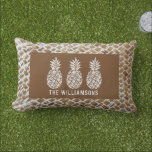 Ananassen gepersonaliseerde outdoor buitenkussen<br><div class="desc">Drie ananas accentueren dit outdoor lumbale kussen,  ideaal voor uw huis of een cadeau voor een nieuwe huiseigenaar gepersonaliseerd met uw familienaam op een geweven houtprint patroon. (Niet echt hout,  het is een illustratie gedrukt in kleur.)</div>