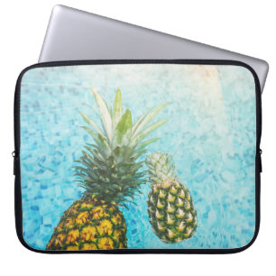 Ananassen in zwembad laptop sleeve