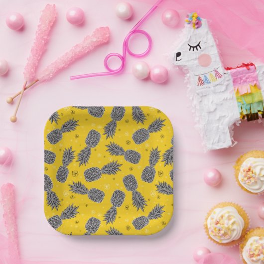 ananassen op goud papieren bordje (Feest)