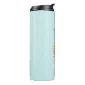 Ananassenfruit op lichtblauw thermosbeker (Gedraaid links)