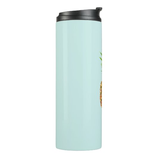 Ananassenfruit op lichtblauw thermosbeker (Gedraaid links)