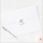 Anastasia Zwart-wit Elegante Huwelijk Ronde Sticker<br><div class="desc">Klassieke trouwstickers met een eenvoudig ontwerp met uw twee initialen monogram in een elegant handschrift voor een modern tintje. Het kleurenpalet kan worden gewijzigd in het ontwerpbewerkingshulpmiddel.</div>