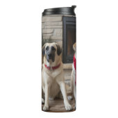 Anatolische herder bij de open haard Kerstmis Thermosbeker (Gedraaid links)