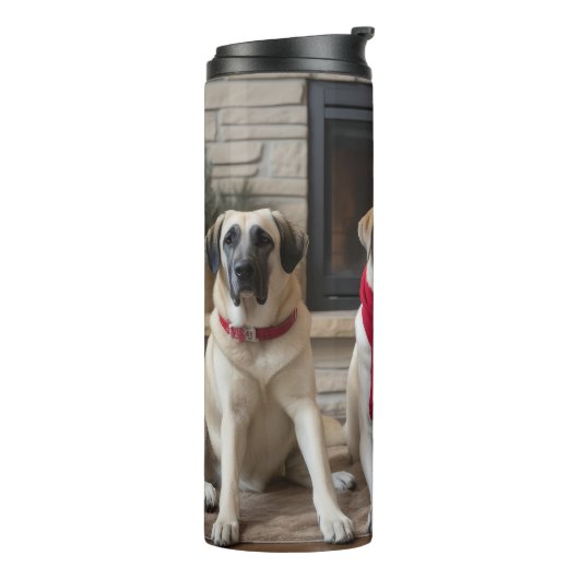 Anatolische herder bij de open haard Kerstmis Thermosbeker (Gedraaid links)