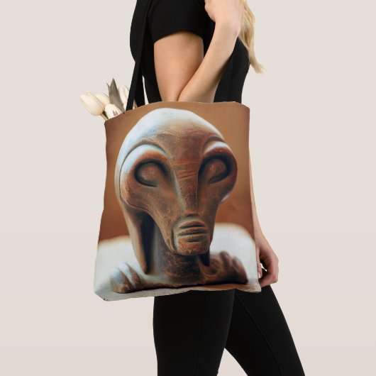 Ancient Alien Statue Tote Bag (Dichtbij)