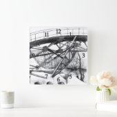 Ancient voetbridge pencilart Monochrome Vierkante Klok (Huis)