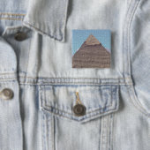 ANCIENTE EGYPTIAN KHUFU PYRAMID PUZZLE BADGE. VIERKANTE BUTTON 5,1 CM (In situ)