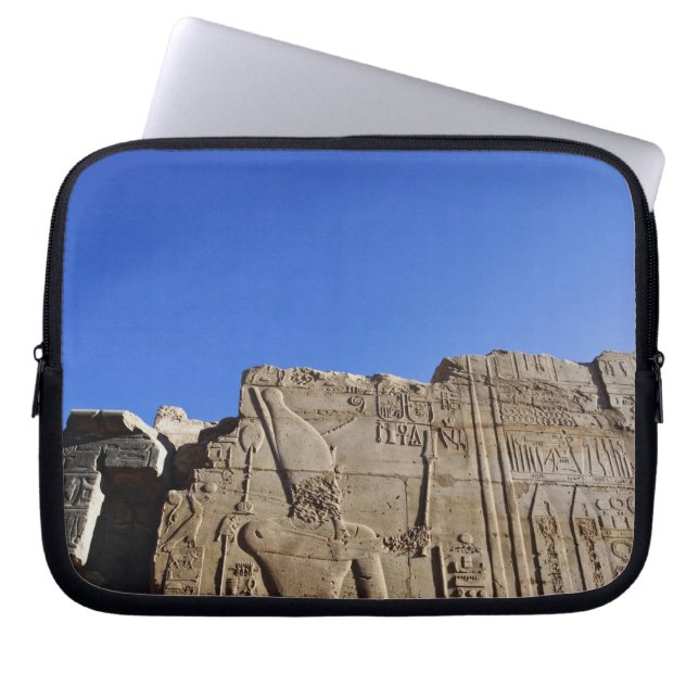 Anciënte hiërogliefen op de muur, tempel van Karna Laptop Sleeve (Voorkant)