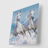 Andalusiaanse witte paarden lopen in de golven vierkante klok (Hoek)