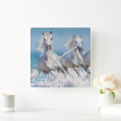 Andalusiaanse witte paarden lopen in de golven vierkante klok (Huis)