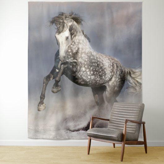 Andalusisch appelgrijs paard in beweging wandkleed (In situ)