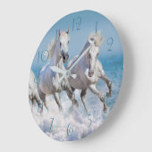 Andalusische witte paarden in de golven grote klok (Hoek)