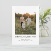 Andere jaar, zelfde bemanning, grappige kerstfoto feestdagenkaart (Staand voorkant)