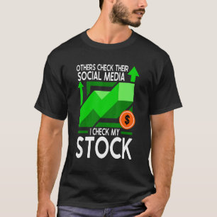 Anderen controleren hun sociale media Ik check mij T-shirt