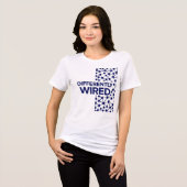 Anders Bedraad – Autisme Acceptatie Maand Blauw Tri-Blend Shirt (Voorkant volledig)
