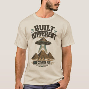 Anders Gebouwde Oude Buitenaardse Piramides UFO T- T-shirt