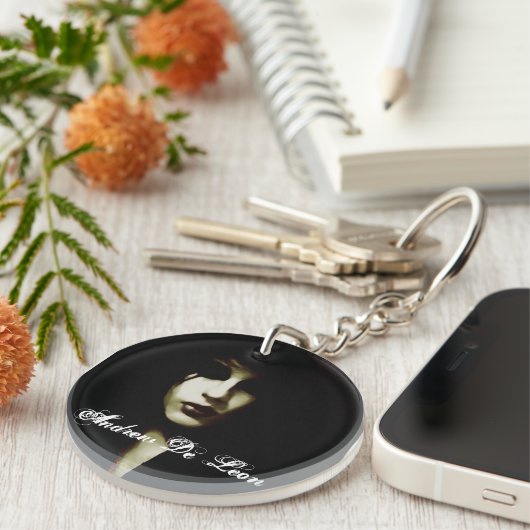 Andrew De Leon - Officieel stempel Sleutelhanger (Voorkant Rechts)