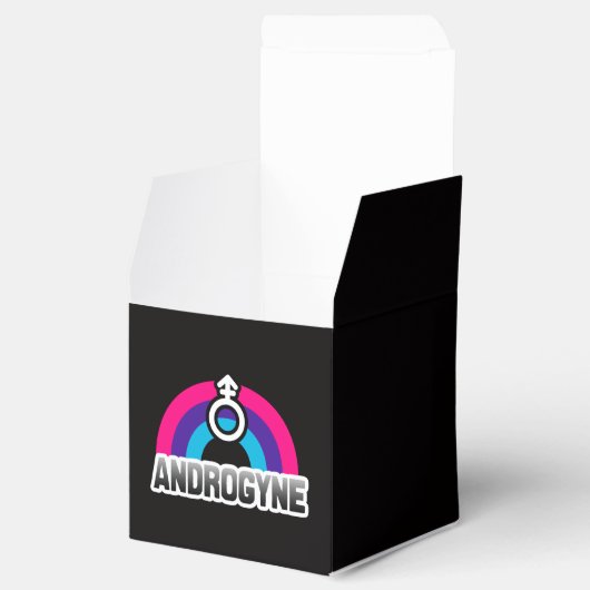 Androgyn trots bedankdoosjes (Geopend)