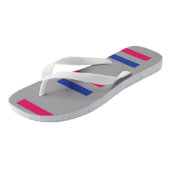 Androgyn trots zijn teenslippers (Schuin)