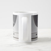 Andy de Perzische kat slaapt graag in de droger. Grote Koffiekop (Achterkant)