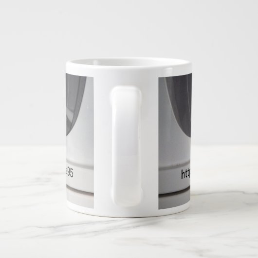 Andy de Perzische kat slaapt graag in de droger. Grote Koffiekop (Achterkant)