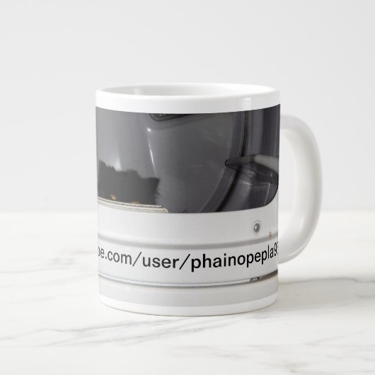 Andy de Perzische kat slaapt graag in de droger. Grote Koffiekop (Voorkant rechts)