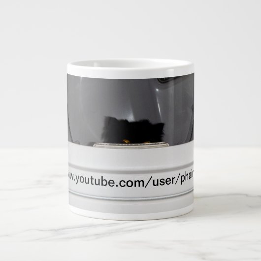 Andy de Perzische kat slaapt graag in de droger. Grote Koffiekop (Voorkant)