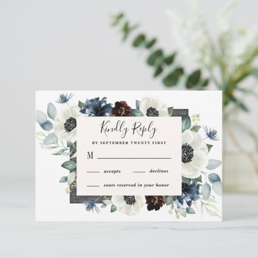 Anemone Dusty Blue Thistle Burgundy Floral Wedding RSVP Kaartje (Staand voorkant)