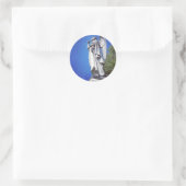 Angel en een heldere blauwe hemel ronde sticker (Tas)