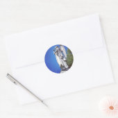 Angel en een heldere blauwe hemel ronde sticker (Envelop)