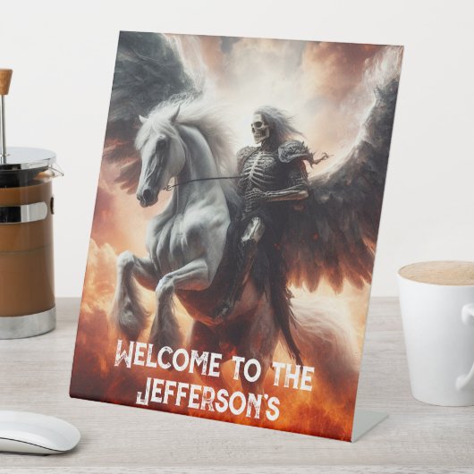 Angel of Death Rides een Bord Paard Halloween Reclamebord Met Voetstuk (Insitu)
