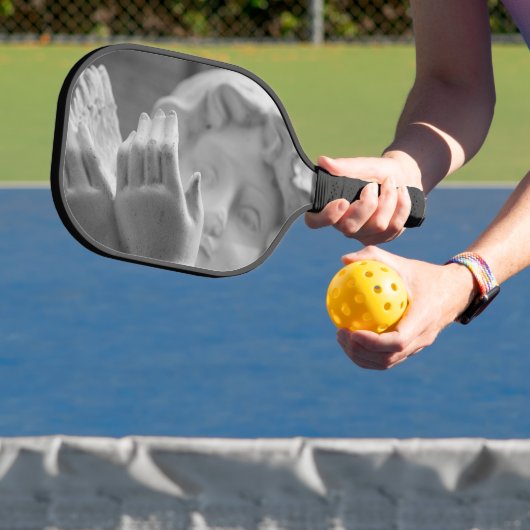 Angel van Shirley Taylor Pickleball Paddle (Insitu)