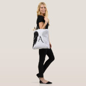 ANGEL WINGS Monogram Zwart + Wit Tote Bag (Op model)