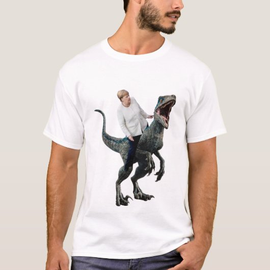 Angela Merkel rijdt met een velociraptor Sticker T-shirt (Voorkant)