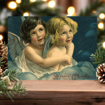 Angels A Merry Kerstmis Vintage Feestdagenkaart<br><div class="desc">Mooie kerst-engelse briefkaart. "Een prettige kerstgroet,  geschreven in de rechterbenedenhoek. Dit ontwerp bevat twee mooie kinderen met gelvleugels in de wolken in een liefdevolle omhelzing.</div>