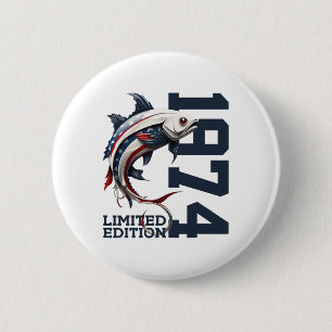Angler 52e verjaardag vissen limited edition 1974 ronde button 5,7 cm