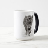 Angry Black Wolf in sneeuw, wilde winter Magische Mok (Voorkant rechts)