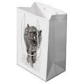 Angry Black Wolf in sneeuw, wilde winter Medium Cadeauzakje (Achterkant Gekanteld)