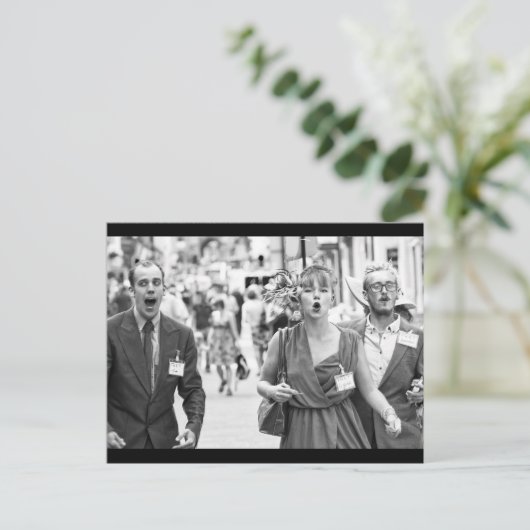 Angry mob protesteren op straat briefkaart (Staand voorkant)