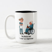 Angry Nurse Scolding Drunk Patient Tweekleurige Koffiemok (Links)