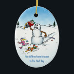 Angry Snowman Funny Holiday Ornament<br><div class="desc">Kute en schattig. Als je een vakantieversiering wilt die geen van beide is, is dit een goede keuze. Deze leuke versiering kenmerkt een mooie feestelijke scène van kinderen die worden achtervolgd door een sneeuwpop die in een winterwonderland tot leven komt. De kinderen weten het. Hij kwam die dag tot leven....</div>