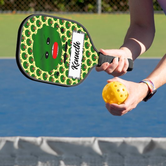 Angry Watermelon door Kenneth Yoncich Pickleball Paddle (Insitu)