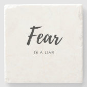 Angst is een leugenaar - Positief citaat Stenen Onderzetter (Voorkant)