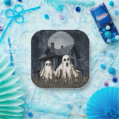 Angstaanjagende witte geesten op een spookachtige  papieren bordje (Feest)