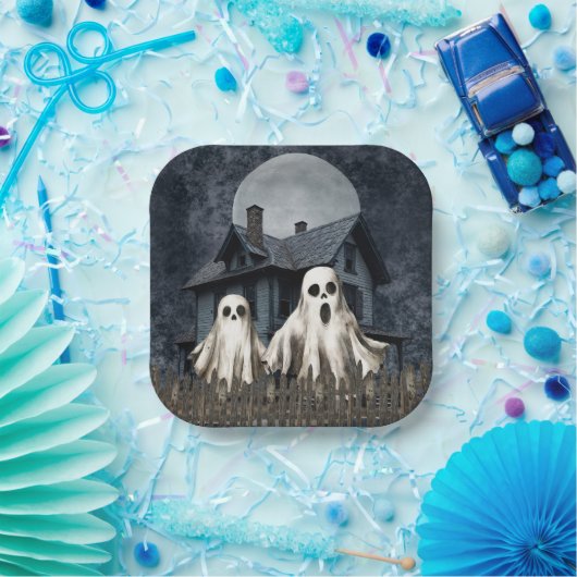 Angstaanjagende witte geesten op een spookachtige  papieren bordje (Feest)