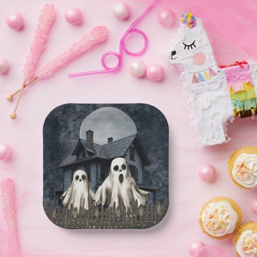 Angstaanjagende witte geesten op een spookachtige  papieren bordje (Feest)