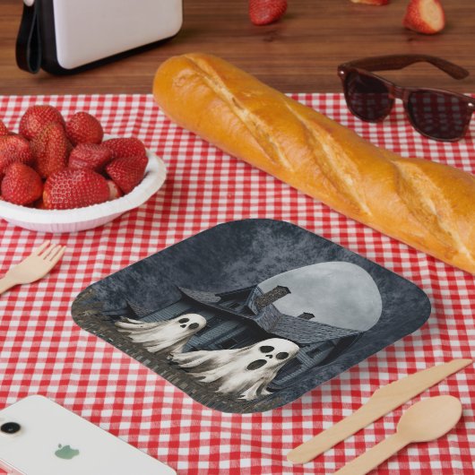 Angstaanjagende witte geesten op een spookachtige  papieren bordje (Picknick)