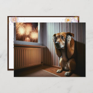 Angstige hond kijkt naar vuurwerk briefkaart