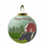 Angus Cow-kerstversiering Boerderij Fotobeeldje Ornament<br><div class="desc">Een andere kaart die is omgezet in een versiering. Een Angus-koe staat voor een rode schuur op een versierd kerstboomboerderij dat iedereen een prettige vakantie wil.</div>