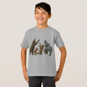 Animal Antics Shelf: speelse design dierenvrienden T-shirt (Voorkant volledig)